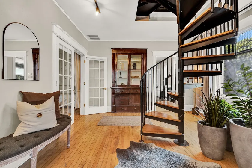 Stylish townhouse near downtown attractions - Image 1