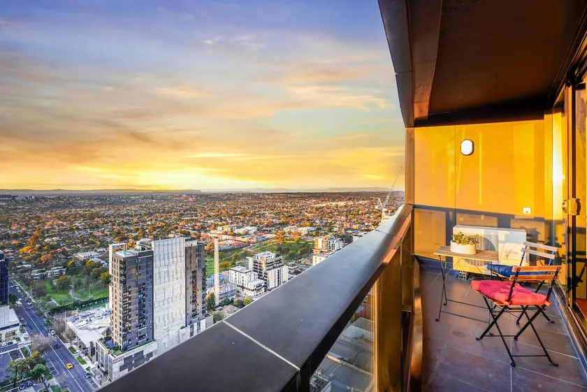 Highrise Skyline Spectacular View Luxury 2B2B1P - Image 1