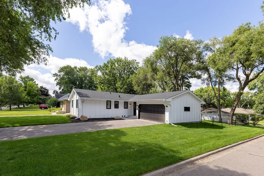 Midcentury Beauty, close to the airport and MOA - Image 1
