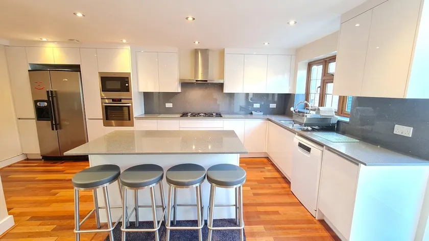 Large Spacious Family Home sleeps x16 in London - Image 1