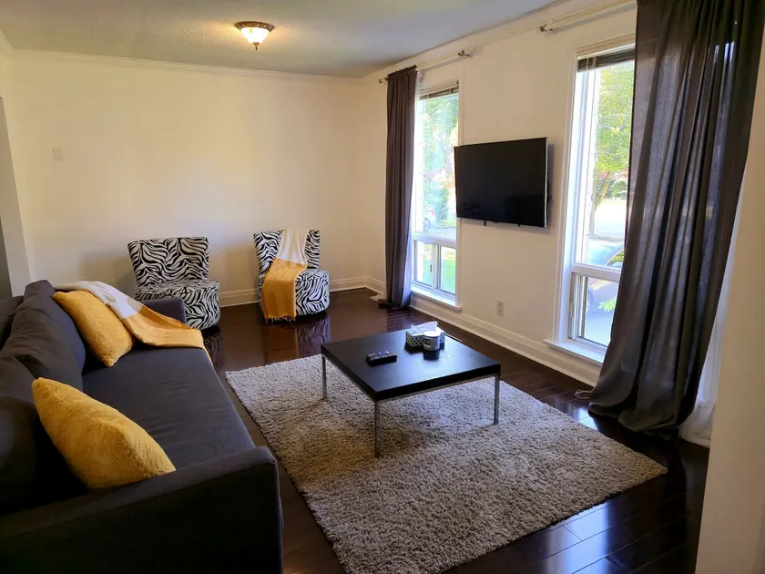 Chic 2-Bedroom Bungalow - Image 1
