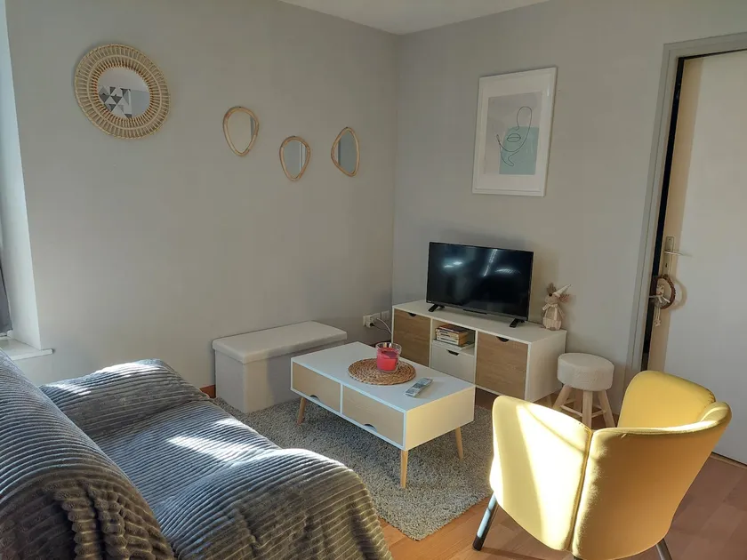 Small 50 m² nest with easy and free parking - Image 1