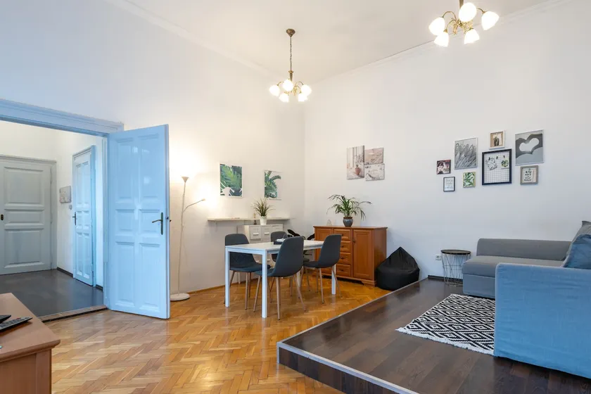 Walnut Tree Apartment - Image 1