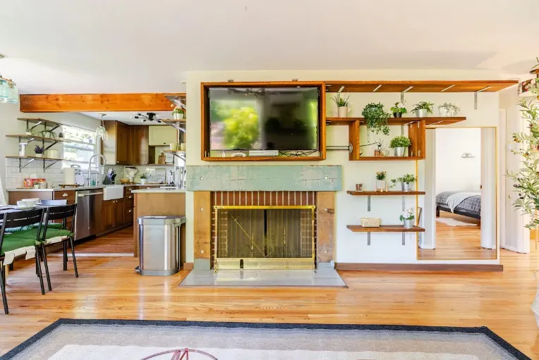 4B2B Home w/Private In-Law Suite - Image 1