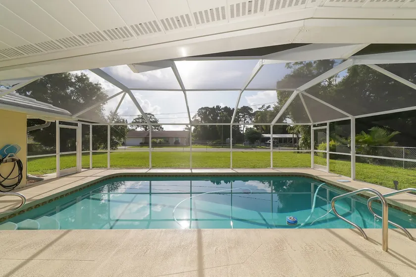 Huge Pool, Close to Beaches, Restaurants & Shops - Image 1