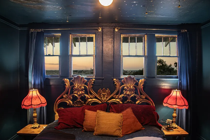 A house out of a storybook, cozy and unique - Image 1
