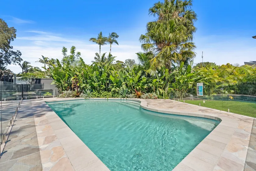 5BR Family Retreat, Mona Vale Pool, 600m Beach - Image 1