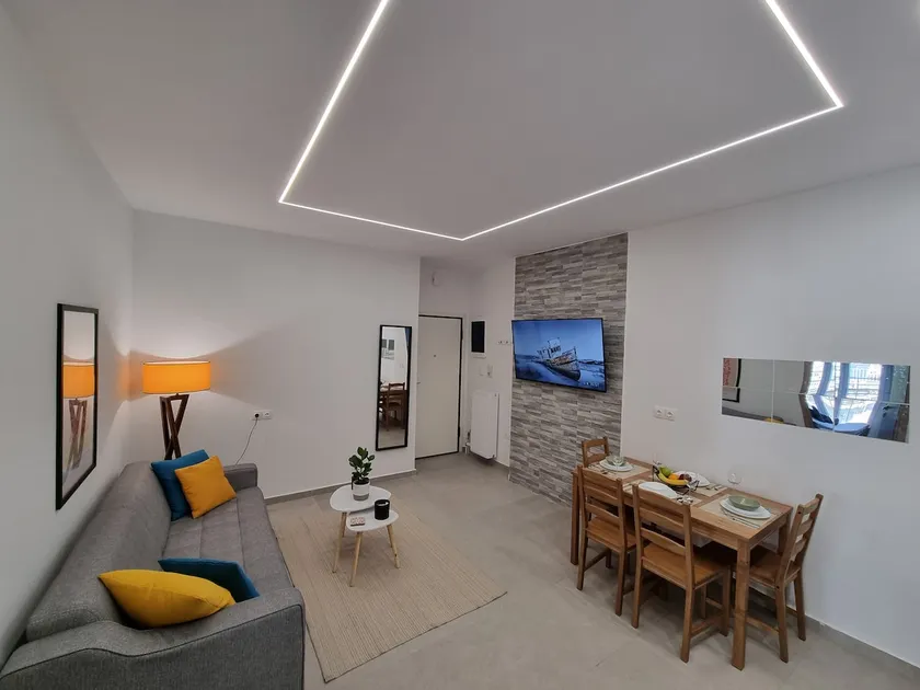 Spacious 2 BR family & couples quiet apt w balcony - Image 1
