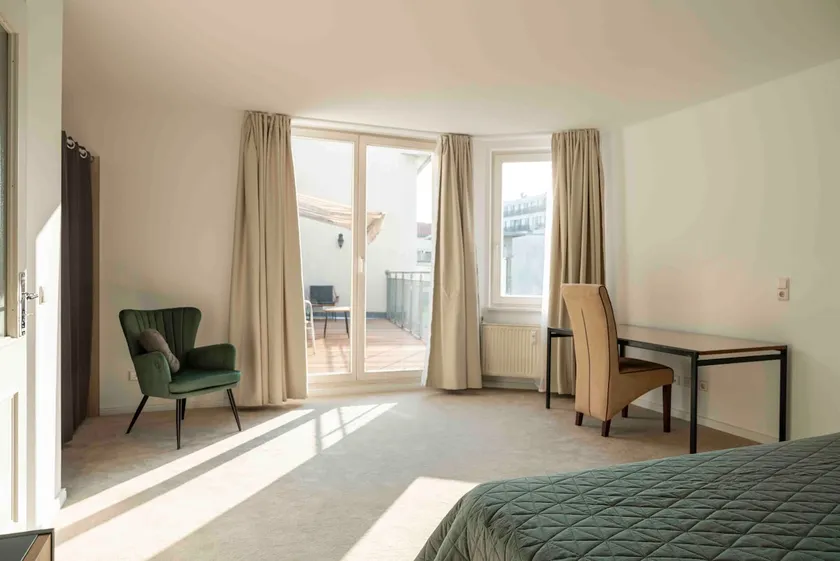 Sophisticated and spacious - Image 1