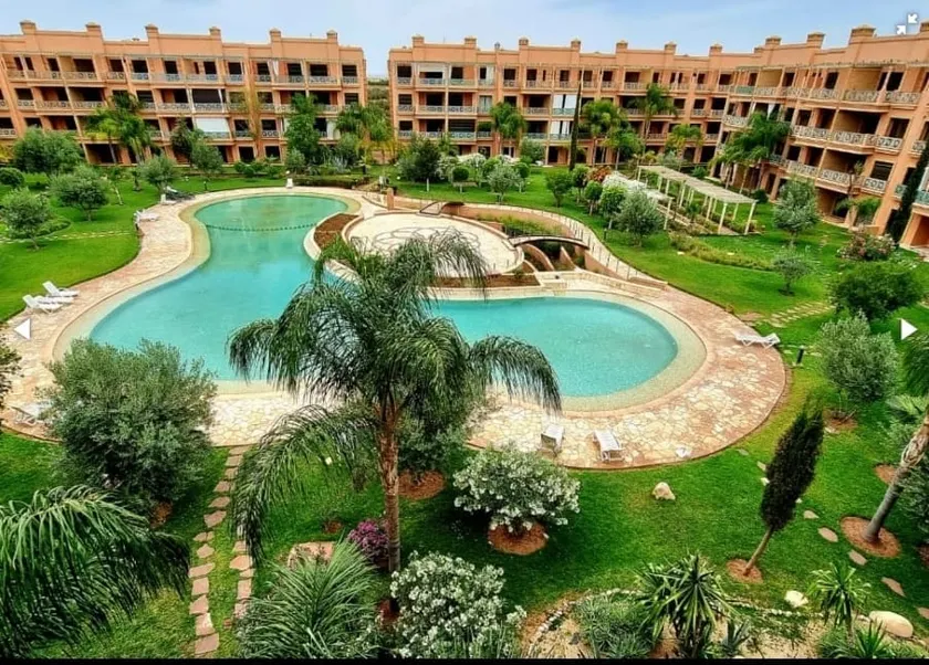 Luxury apartment with pool - Image 1