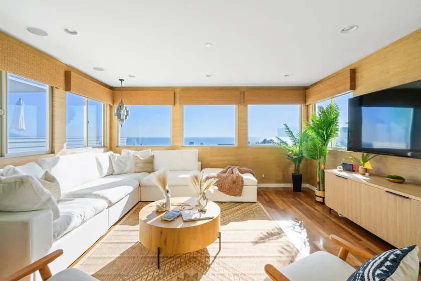 Sunny Home by the Beach | Free Parking - Image 1