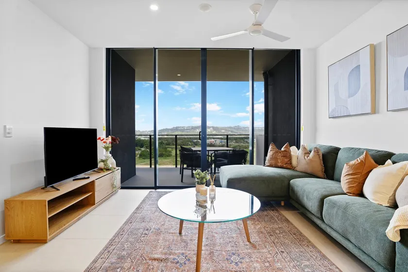 Modern & Stylish w/ Stunning Views, Pool & Parking - Image 1