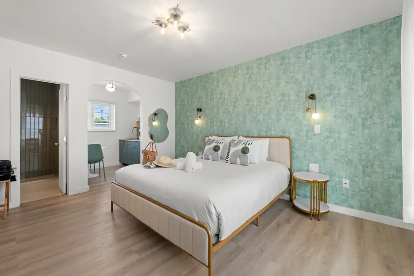 Design Chic: King Suite with Kitchenette - Image 1