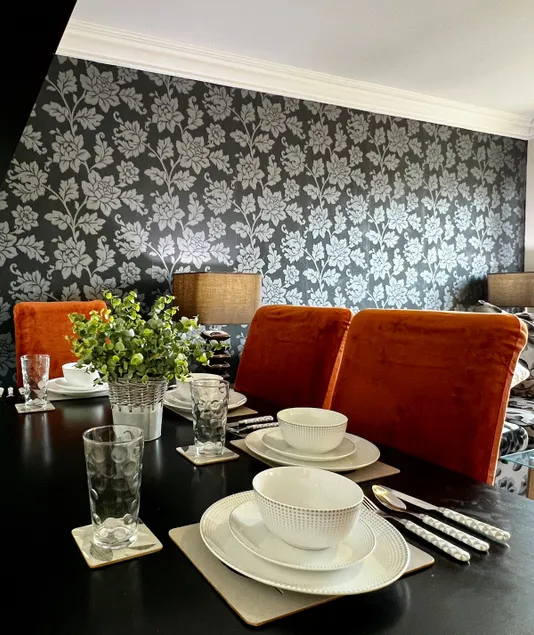 Stylish Modern Flat with Juliet Balcony & Parking - Image 1