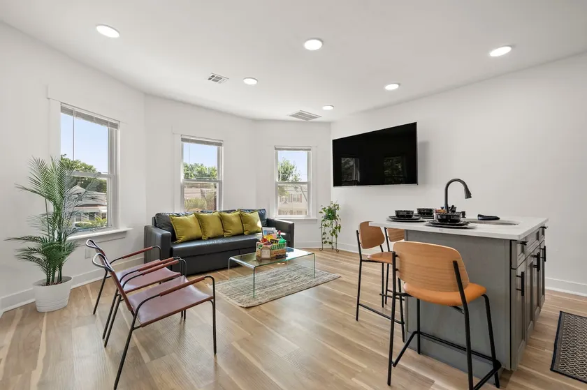 NYC Access 4BR Duplex | Sleeps 10, Free Parking - Image 1