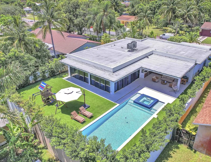 Miami Mansion 4BR2Suite Pool/Spa, Outdoor Kitchen - Image 1