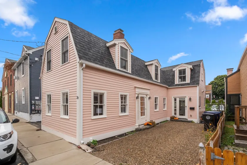 4BR Historic Home|Minutes 2 Downtown Salem|Parkin? - Image 1