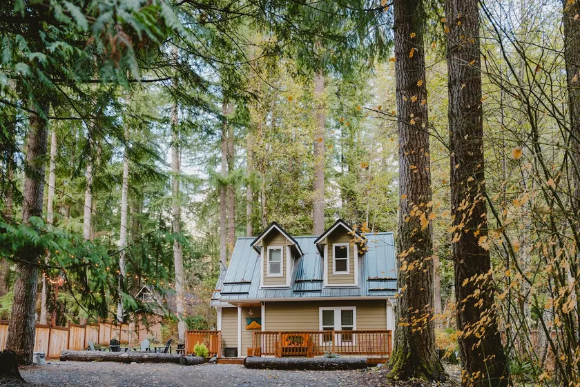 5 miles from MRNP, private hot tub, full remodel - Image 1