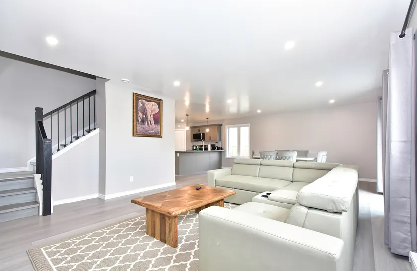 Elegant 3 bedrooms 2 bathrooms + private backyard - Image 1