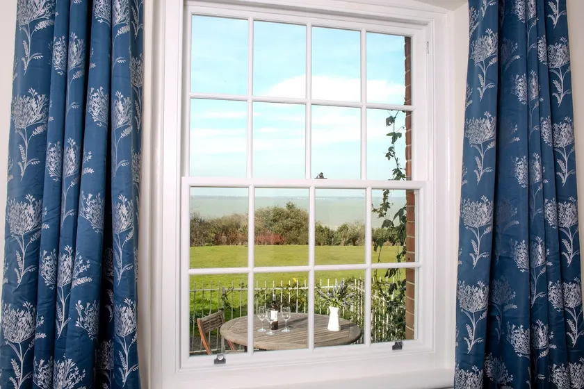 Cottage by the beach with fantastic sea views - Image 1