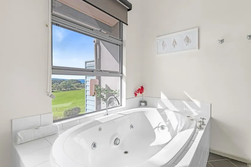 Lux 2-Bedroom Spa Apartment with Ocean Views - Image 1