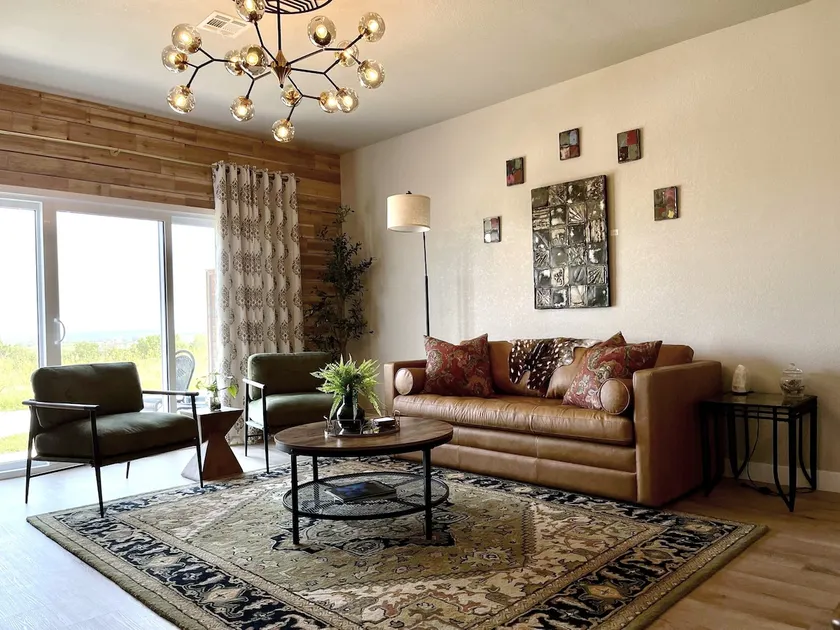 The Gallery: Stylish 2BR/2BA Near Golf & KSU - Image 1