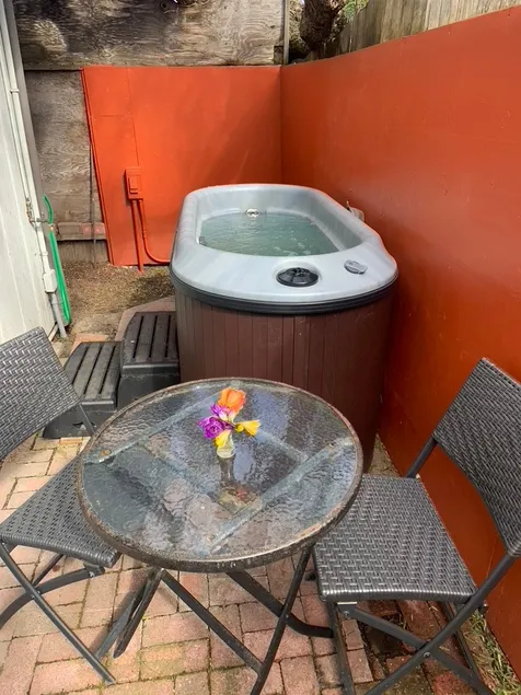Retraite romantique.  Tremper dans le bain à remous ou s'allonger sur le lit mezzanine; écoute le surf. - Image 1