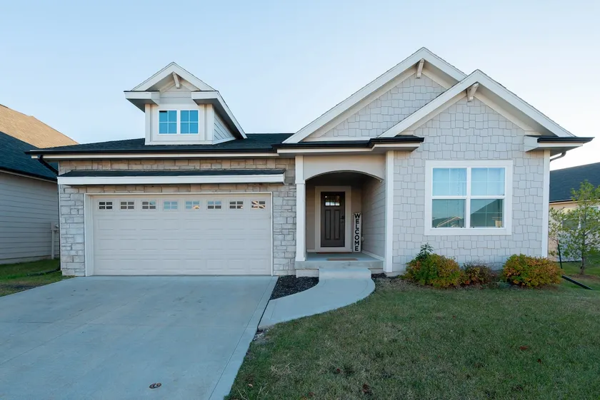 The Rehoboth - Iowa (Entire Home) Deluxe & Elegant - Image 1
