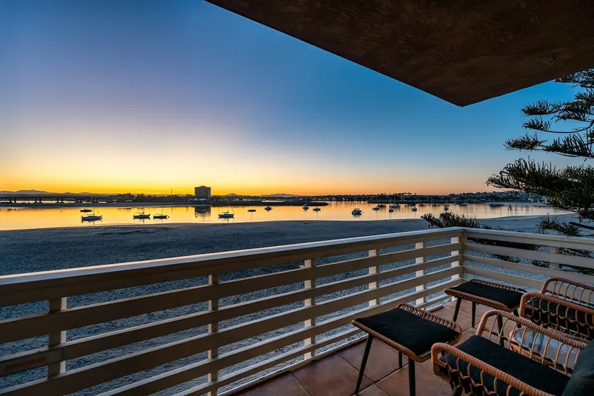 Stunning Bay View Condo | Top Floor with AC - Image 1