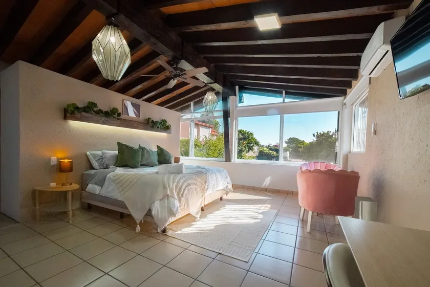 18 people, air conditioning, 4.5 bathrooms, 4 cars, pool, heater - Image 1