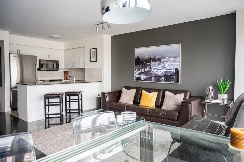 Take in Panoramic City Views from a Sophisticated Condominium - Image 1