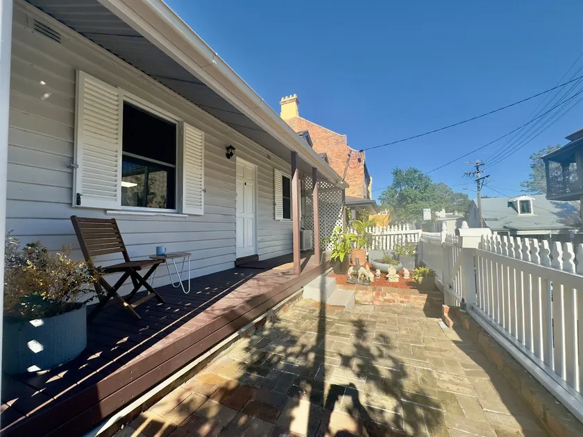 sunlit 4 bedroom house 10 min to Sydney CBD - Image 1