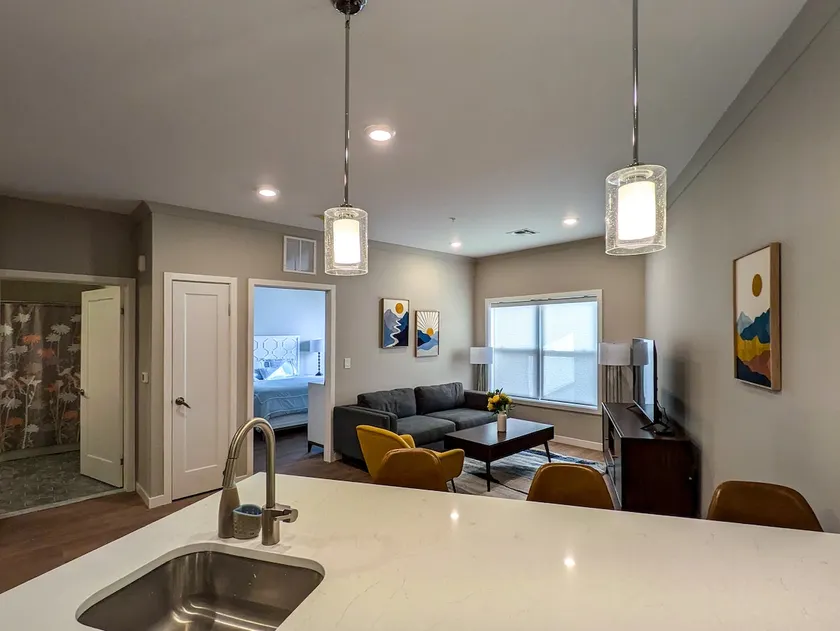 310 Sleek 1BR – Walk to Train |Free Parking. - Image 1