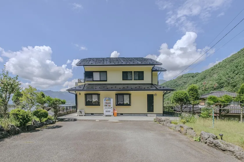 Lake view / BBQ possible until 9 pm / Panoramic view of Lake Kawaguchi. A 4-minute walk to the lake / Entire house rental / Parking for 6 cars - Image 1