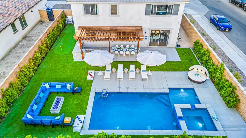 15 Bed, Glow Gameroom, Putting green, Pool & BBQ - Image 1