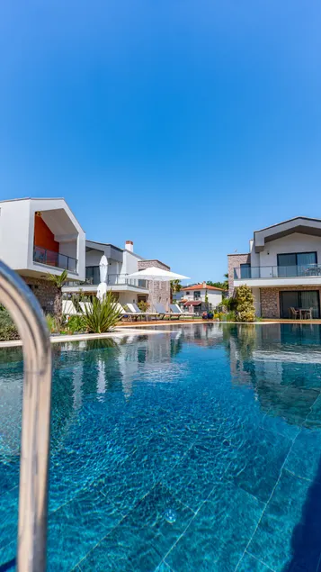 Modern 2-BR Apt with Pool & Beach Access in Cunda - Image 1