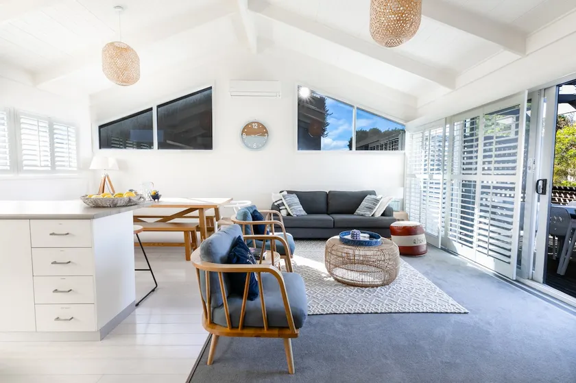 Stylish Beach House Retreat - Close to River & Shops - Image 1