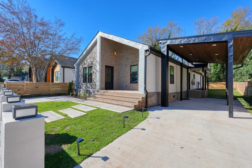Modern Downtown Oasis with Fire Pit - Image 1