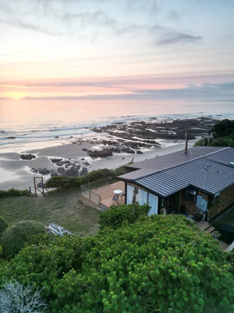 The Surf House w/ private beach access & hot tub! - Image 1