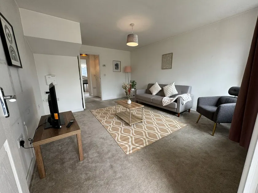Bolehyde House, Sleeps 6, 3 Bedrooms, North Swindon location, Parking - Image 1