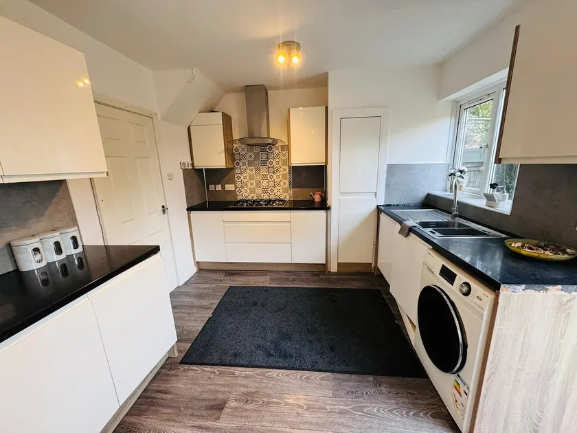 3 Bedroom Modern House in Luton LU4 0TY - Amazon Prime - No Party - Image 1