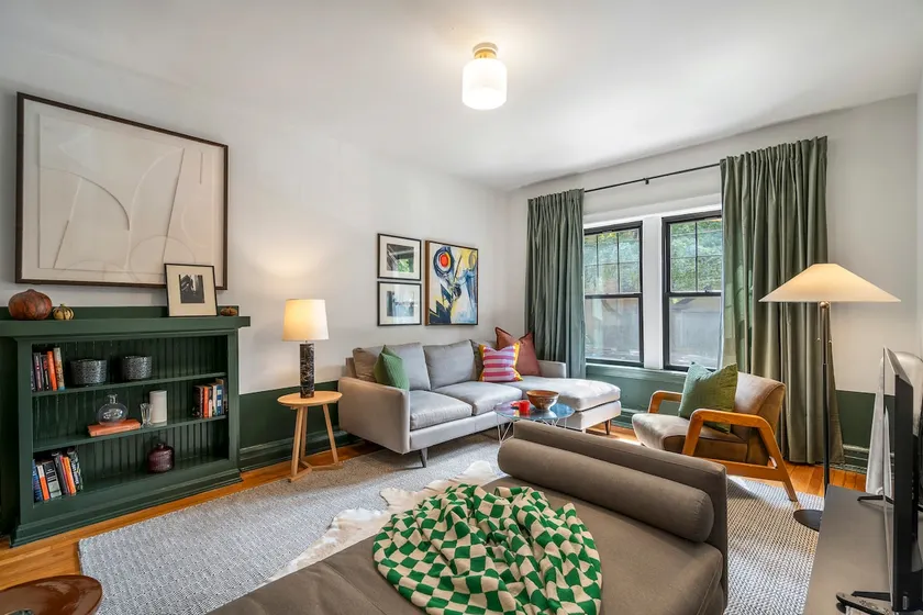 Alpaca My Bags • Vintage 1BR Near Wrigley - Image 1