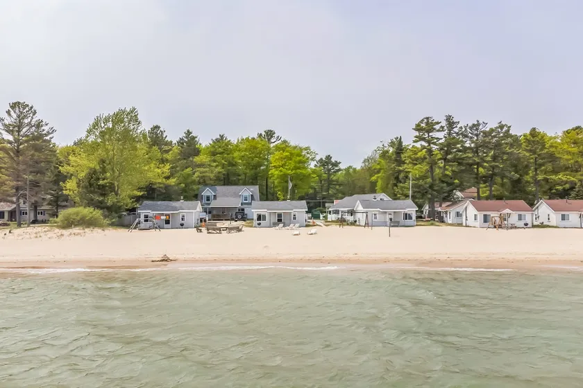 Large 4-BR Cottage on Lake Huron - Image 1