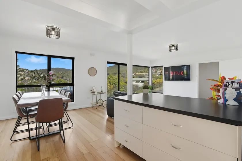 Family friendly + Spacious + Great Mountain Views - Image 1