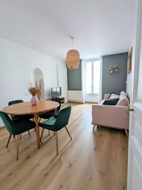 The Charming Burgundy, 2 bedrooms, private parking - Image 1