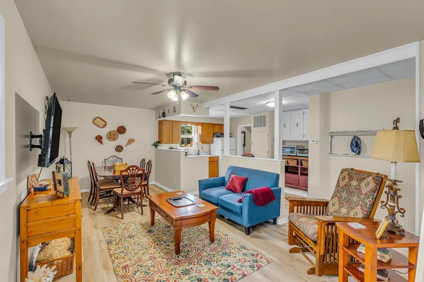 Carriage House -Private Comfy 2 Bedroom Kg bed - Image 1