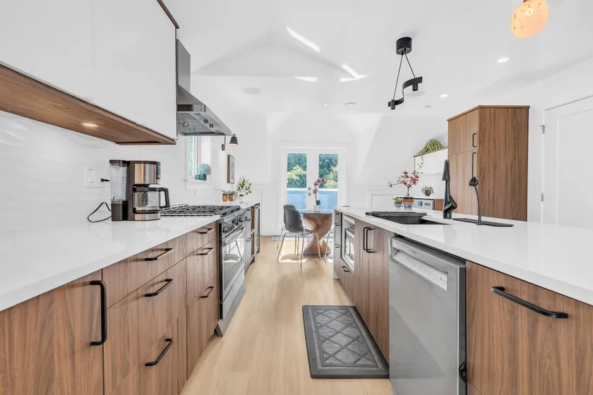 Best Brand New Luxury Mountainview 2 bedroom - Image 1