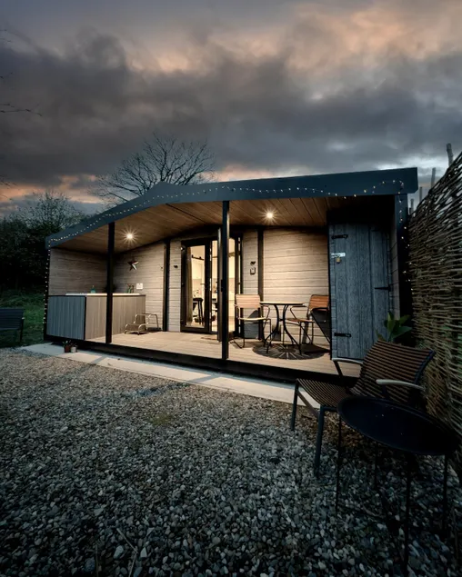 Leo’s Lookout at Trelan Farm with hot tub - Image 1