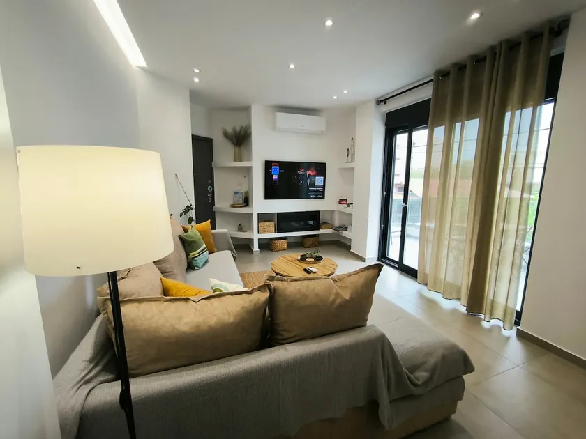 Floral Home 2 - 1st floor apt with private parking! - Image 1