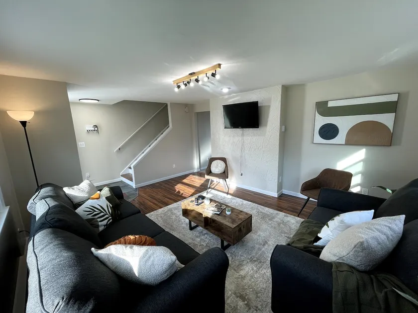 Valley View Luxe |Private Renovated Duplex|Parking - Image 1